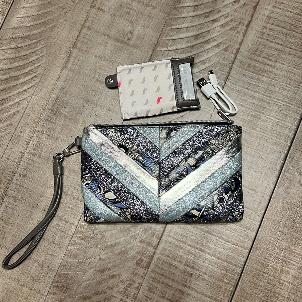 Sakroots Artist Circle Charging Wristlet - Cream Spirit Desert EUC